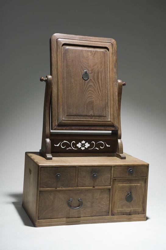 无人,竖图,室内,特写,白天,正面,化妆,美容,柜子,镜子,抽屉,阴影,灰色背景,反射,光线,影子,储物柜,梳妆台,一个,摄影,影棚,单个,古董,镜像,梳妆镜,镜面,储存,光学,储备,蕴藏,贮备,彩图,影棚拍摄,拍摄,贮存