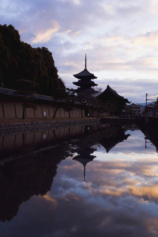 无人,寺庙,竖图,室外,白天,正面,旅游,度假,河流,名胜古迹,日落,水,标志建筑,地标,建筑,京都,日本,亚洲,阴影,遗迹,光线,影子,河水,水流,晚霞,霞光,落日,塔,古迹,文物,娱乐,建设,古建筑,宝塔,倒影,阳光,黄昏,庙宇,享受,休闲,旅游胜地,彩霞,放松,京都府,倒映,古文明,东亚,本州,本州岛,日本国,近畿地方,近畿,夕照,浮图,浮屠,反照,夕阳,彩图,庙,寺,斜阳