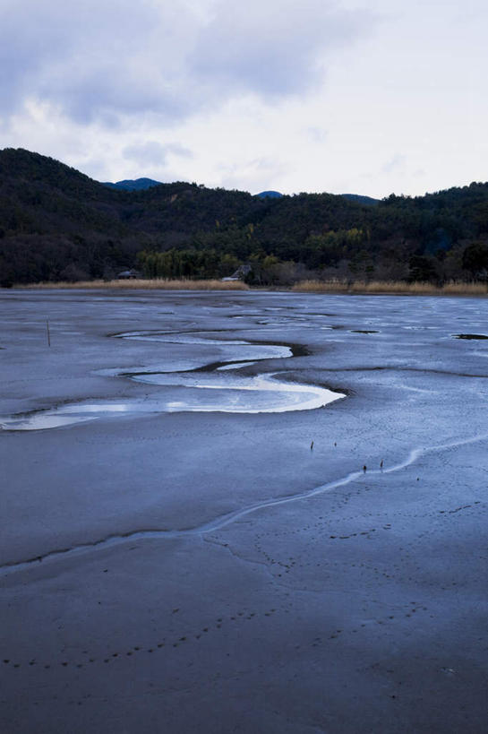无人,竖图,室外,白天,正面,旅游,度假,石头,美景,沙滩,山,山脉,京都,日本,亚洲,阴影,光线,沙子,石子,影子,池塘,河岸,河滩,景观,山峰,水池,云,云朵,沙地,山峦,云彩,娱乐,蓝色,白云,蓝天,天空,阳光,自然,群山,天,享受,休闲,景色,放松,京都府,晴朗,自然风光,东亚,沉积岩,本州,本州岛,日本国,近畿地方,近畿,水成岩,石块,岩石,晴空,彩图