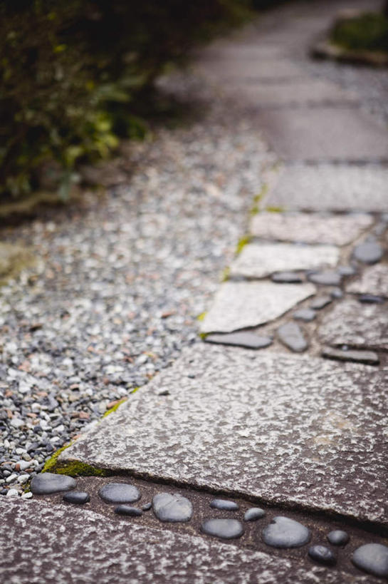 无人,竖图,室外,白天,正面,草地,草坪,石头,植物,道路,路,京都,日本,亚洲,石子,小路,交通,草,绿色,京都府,东亚,本州,本州岛,日本国,近畿地方,近畿,石块,彩图