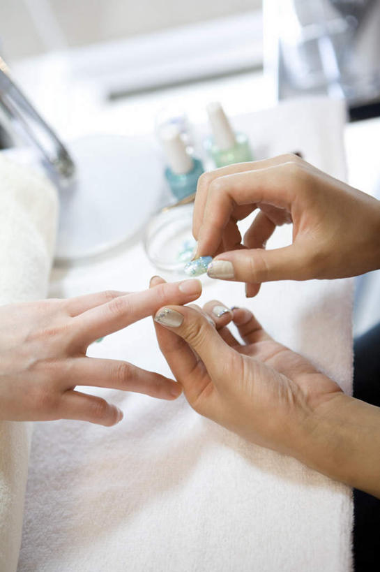 东方人,手,指甲,两个人,服务员,坐,竖图,室内,特写,白天,正面,爱情,美容,奢侈,珠宝,亚洲,阴影,朦胧,模糊,光线,矿石,镊子,影子,拿,拿着,注视,黄种人,钻石,观察,看,手部,手指,观看,美甲店,金刚石,昂贵,坚硬,贵重,察看,宝石,关注,坚定,信念,软垫,约定,宝贵,年轻女性,女人,女性,亚洲人,手指甲,服务生,侍者,坐着,半身,彩图