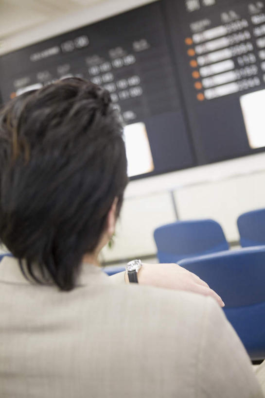 东方人,一个人,商务人士,商务男性,机场,坐,竖图,室外,白天,衬衫,显示器,飞机场,亚洲,仅一个男性,仅一个人,套装,屏幕,注视,黄种人,显示屏,仅一个年轻男性,背面,观察,看,观看,察看,关注,商务装,工薪阶层,输出设备,航班时刻表,男人,男性,年轻男性,亚洲人,白领,上班族,坐着,半身,彩图,衬衣