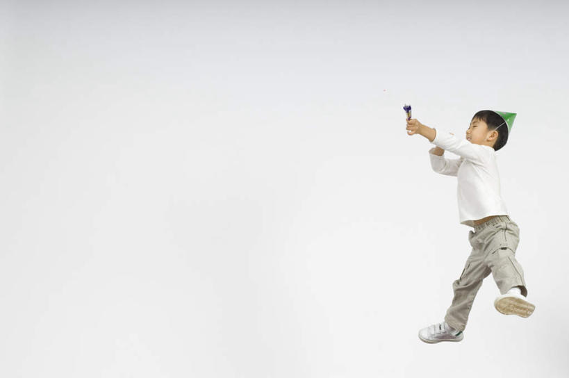 东方人,儿童,一个人,跳,横图,室内,白天,白色背景,侧面,纯洁,帽子,亚洲,仅一个男性,仅一个人,戴,纸质,服装,半空,拿,拿着,注视,休闲装,黄种人,生日帽,小孩,衣服,观察,看,仅一个小孩,休闲,日本人,休闲服,可爱,童年,童趣,摄影,服饰,影棚,观看,戴着,察看,小丑帽,关注,拉炮,童真,烂漫,无邪,三角帽,狂欢帽,派对帽,聚会帽,纸帽,天真,男孩,男人,男性,亚洲人,孩子,跳跃,彩图,全身,影棚拍摄,拍摄,男生