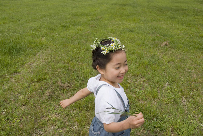 东方人,儿童,一个人,站,横图,俯视,室外,白天,纯洁,草地,草坪,植物,亚洲,仅一个男性,仅一个人,花环,黄种人,草,小孩,绿色,站着,仅一个小孩,日本人,可爱,童年,童趣,童真,烂漫,无邪,天真,男孩,男人,男性,亚洲人,孩子,站立,半身,彩图,高角度拍摄,男生