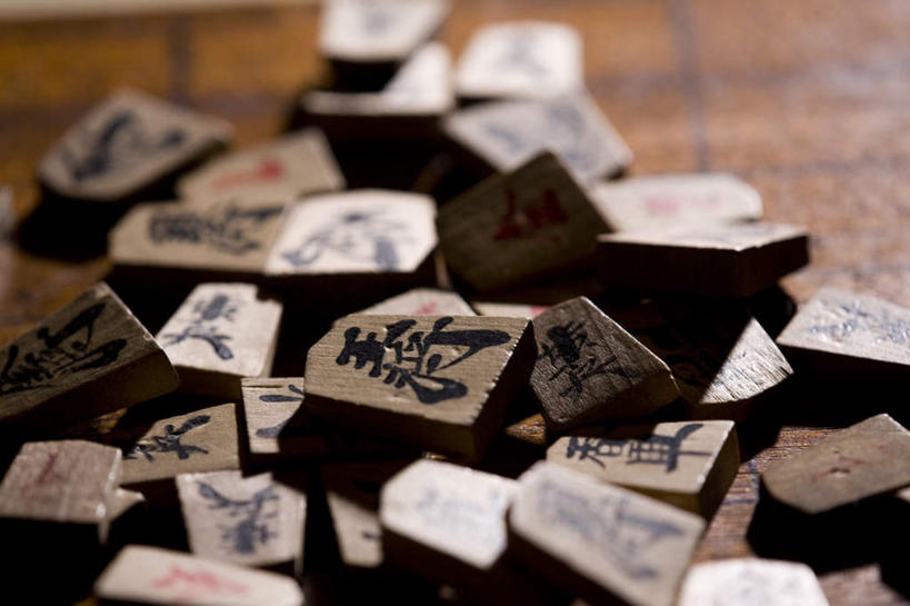 无人,横图,俯视,室内,特写,白天,游戏,快乐,比赛,竞争,静物,一堆,堆叠,堆积,朦胧,模糊,日文,标志,文字,字符,玩,娱乐,标识,象棋,休闲,棋盘,益智,活动,堆,发泄,消遣,智力,宣泄,日语,将棋,日本象棋,玩耍,嬉戏,彩图,高角度拍摄