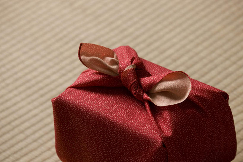 无人,横图,俯视,室内,特写,白天,静物,礼盒,礼物,日本文化,包装,席子,纸盒,榻榻米,盒子,红色,包装盒,礼品盒,礼品,彩图,高角度拍摄