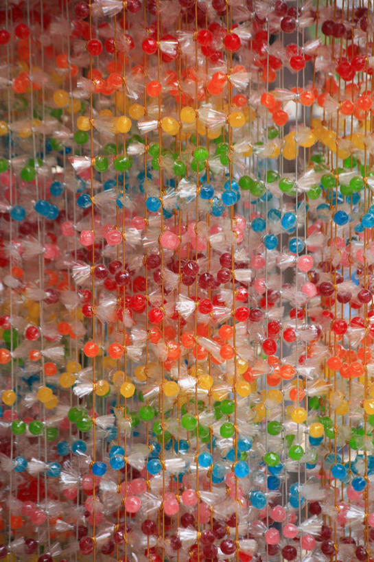 无人,竖图,彩色,室内,特写,白天,正面,一排,悬挂,朦胧,模糊,整齐,食品,糖,糖果,甜点,甜品,食物,排列,甜食,队列,硬糖,彩图