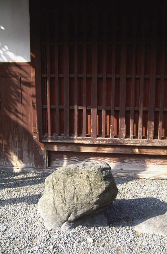 无人,栏杆,竖图,室外,白天,正面,石头,道路,路,京都,日本,亚洲,石子,围栏,小路,交通,护栏,京都府,东亚,本州,本州岛,日本国,近畿地方,近畿,石块,岩石,彩图