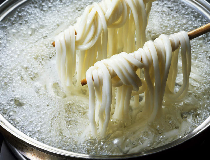 面食,面条,无人,横图,俯视,室内,特写,白天,烹饪,雾,筷子,餐具,沸腾,蒸汽,面,日本料理,料理,食品,水蒸气,汤锅,菜肴,美食,食物,日式料理,日式,乌冬面,佳肴,蒸发,乌龙面,进餐用具,烹调用具,彩图,高角度拍摄