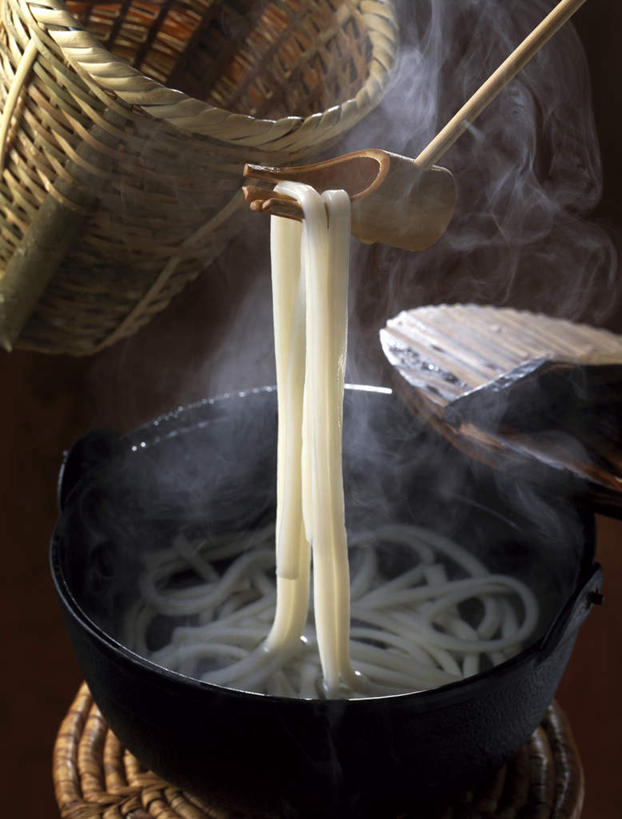 面食,面条,无人,交叉,竖图,俯视,室内,特写,白天,雾,竹子,餐具,沸腾,竹制,编织,蒸汽,篮子,面,水蒸气,竹篮,碗,日式,乌冬面,竹条,交织,竹制品,蒸发,乌龙面,穿插,进餐用具,烹调用具,彩图,高角度拍摄