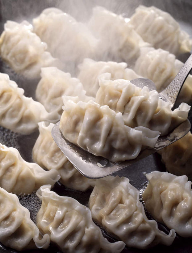 面食,无人,竖图,俯视,室内,特写,白天,中餐,雾,金属制品,一排,许多,沸腾,朦胧,模糊,整齐,金属,蒸汽,铲子,料理,食品,饺子,面点,水蒸气,小吃,食物,排列,一个,中式,单个,队列,水饺,蒸发,彩图,高角度拍摄