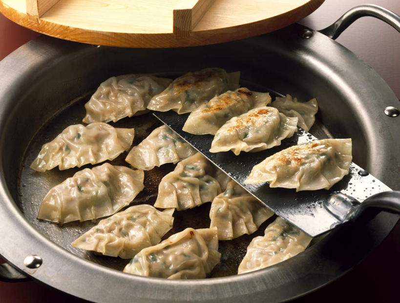 面食,蒸笼,无人,横图,俯视,室内,特写,白天,烹饪,中餐,雾,厨具,一排,许多,沸腾,整齐,蒸汽,铲子,料理,食品,饺子,面点,水蒸气,小吃,食物,排列,中式,队列,笼屉,水饺,烹饪用具,蒸发,烹调用具,烹调,彩图,高角度拍摄