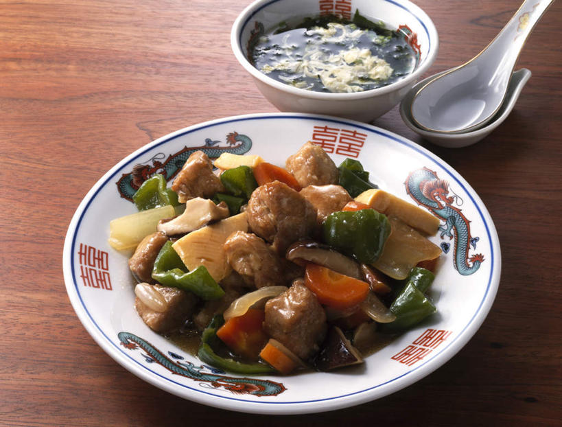 无人,横图,俯视,室内,特写,白天,烹饪,筷子,萝卜,胡萝卜,蔬菜,杯子,餐具,一堆,许多,堆叠,堆积,新鲜,碟子,盘,蛋,调料,鸡蛋,酱料,酱汁,肉,汤,佐料,日本料理,料理,食品,紫菜,调味品,调味料,咕咾肉,咕噜肉,猪肉,酱,菜肴,美食,肉类,食物,盘子,水杯,碟,日式料理,日式,佳肴,有机食品,绿色食品,堆,肉食,豚肉,甜酸肉,茶杯,红萝卜,甘荀,彩图,高角度拍摄