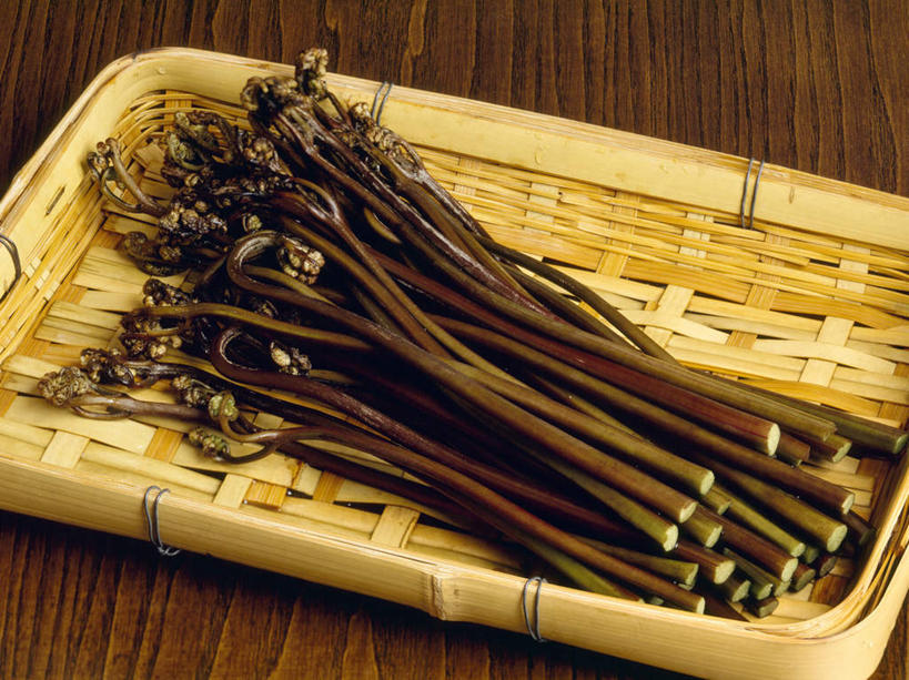 无人,交叉,横图,俯视,室内,特写,白天,竹子,蔬菜,一堆,许多,堆叠,堆积,竹制,新鲜,编织,篮子,食品,蕨菜,食物,一个,竹篮,有机食品,绿色食品,单个,竹条,堆,野菜,交织,竹制品,山珍,穿插,彩图,高角度拍摄