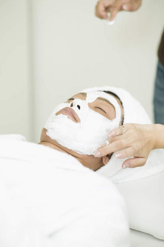 东方人,手,两个人,站,坐,闭眼,竖图,俯视,室内,白天,工作服,制服,按摩,化妆,美容,亚洲,护肤,美白,黄种人,化妆品,清洁,站着,保养,享受,休闲,手部,面膜,面霜,放松,去角质,SPA水疗,保健,温泉浴场,保湿,滋润,护肤品,去死皮,舒缓,养颜,膏状,膏状面膜,去污,控油,紧肤,嫩肤,祛痘,去痘,祛角质,抗衰,再生,增白,补水,祛斑,抗皱,防皱,除皱,去皱,工作制服,男人,男性,年轻男性,年轻女性,女人,女性,亚洲人,矿泉疗养地,闭眼睛,闭着眼,闭着眼睛,站立,坐着,半身,彩图,高角度拍摄,工作套服,水疗