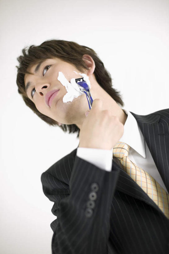 东方人,一个人,商务人士,商务男性,站,竖图,室内,白天,白色背景,仰视,衬衫,亚洲,仅一个男性,仅一个人,套装,泡沫,剃须刀,拿,拿着,注视,黄种人,仅一个年轻男性,观察,看,站着,摄影,影棚,观看,察看,关注,商务装,工薪阶层,剃须泡沫,男人,男性,年轻男性,亚洲人,白领,上班族,站立,半身,彩图,低角度拍摄,影棚拍摄,衬衣,拍摄