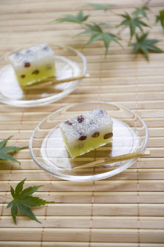 点心,无人,竖图,俯视,室内,白天,幸福,茶,餐具,叶子,朦胧,模糊,红豆,抹茶,茶叶,食品,甜点,甜品,绿叶,切块,娱乐,竹签,食物,糕点,绿色,碗,甜食,享受,休闲,温馨,嫩叶,放松,乐趣,提神,舒适,醒脑,叶,叶片,进餐用具,烹调用具,彩图,高角度拍摄