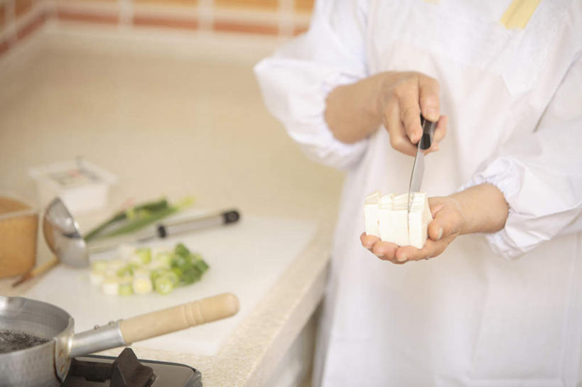 豆腐,东方人,手,一个人,家庭主妇,站,横图,俯视,室内,白天,厨房,蔬菜,亚洲,仅一个年轻女性,仅一个女性,仅一个人,葱,青葱,刀具,拿,拿着,黄种人,砧板,切,站着,日本人,手部,小刀,年轻女性,女人,女性,亚洲人,主妇,站立,半身,彩图,高角度拍摄,灶间