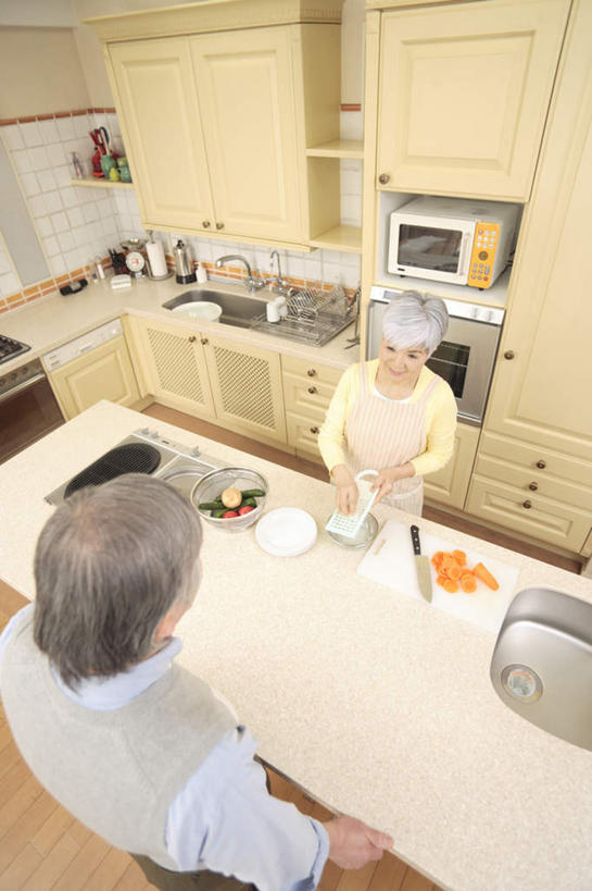 东方人,两个人,夫妻,站,笑,微笑,露齿笑,竖图,俯视,室内,白天,爱情,厨房,萝卜,胡萝卜,黄瓜,蔬菜,土豆,亚洲,新鲜,刨丝器,水槽,水龙头,食品,浪漫,拿,拿着,黄种人,相视,食物,站着,面对面,日本人,恩爱,恋人,有机食品,绿色食品,对视,相对,相看,老年男性,老年女性,男人,男性,女人,女性,亚洲人,情侣,芋艿,洋芋,山药蛋,青瓜,马铃薯,胡瓜,红萝卜,甘荀,站立,半身,彩图,高角度拍摄,灶间,伴侣