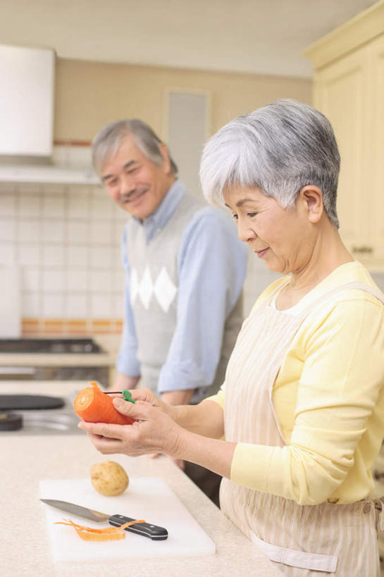 东方人,两个人,夫妻,站,竖图,室内,白天,侧面,爱情,厨房,萝卜,胡萝卜,土豆,亚洲,朦胧,模糊,浪漫,拿,拿着,注视,黄种人,砧板,刀,观察,看,站着,日本人,恩爱,恋人,观看,察看,关注,削皮器,老年男性,老年女性,男人,男性,女人,女性,亚洲人,情侣,芋艿,洋芋,山药蛋,马铃薯,红萝卜,甘荀,站立,半身,彩图,灶间,伴侣,料理台