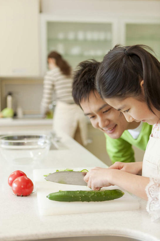 东方人,三个人,家庭,母亲,父亲,女儿,站,笑,微笑,露齿笑,竖图,室内,白天,侧面,黄瓜,蔬菜,西红柿,亚洲,切开,朦胧,模糊,新鲜,食品,拿,拿着,注视,黄种人,砧板,食物,观察,看,切,站着,温暖,温馨,父女,母女,三口之家,一家人,日本人,父爱,母爱,有机食品,绿色食品,观看,和睦,察看,关注,菜刀,剖面,切面,亚洲人,青瓜,胡瓜,番茄,站立,半身,彩图,融洽,爸爸,妈妈,料理台
