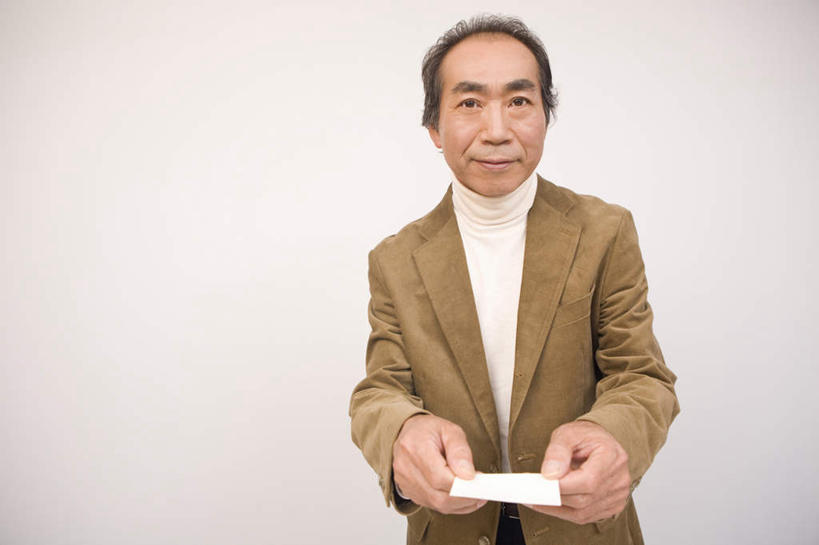 东方人,一个人,商务人士,商务男性,站,横图,室内,白天,白色背景,正面,衬衫,名片,亚洲,仅一个男性,仅一个人,套装,信息,纸张,联系,拿,拿着,注视,黄种人,一个,卡片,观察,看,站着,仅一个老年男性,日本人,摄影,影棚,单个,观看,察看,关注,商务装,身份,工薪阶层,名刺,名帖,交往,老年男性,男人,男性,亚洲人,白领,上班族,站立,半身,彩图,影棚拍摄,衬衣,拍摄,商业