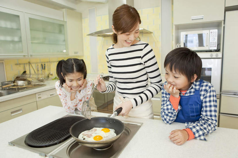 东方人,儿童,家庭,母亲,女儿,儿子,站,笑,说,微笑,露齿笑,横图,室内,白天,正面,纯洁,厨房,餐具,亚洲,蛋,鸡蛋,煎蛋,注视,黄种人,锅,小孩,观察,看,站着,温暖,温馨,母女,母子,一家人,日本人,可爱,母爱,童年,童趣,观看,和睦,察看,关注,童真,烂漫,无邪,草鸡蛋,交流,天真,男孩,男人,男性,年轻女性,女孩,女人,女性,亚洲人,孩子,年轻人,进餐用具,烹调用具,沟通,讲话,交谈,说话,谈话,站立,半身,彩图,灶间,融洽,男生,女生