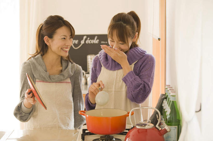 东方人,两个人,伙伴,朋友,站,笑,微笑,露齿笑,横图,室内,白天,正面,友谊,亚洲,勺子,拿,汤锅,拿着,注视,黄种人,调羹,汤匙,观察,看,站着,日本人,捂,观看,察看,关注,友情,年轻女性,女人,女性,亚洲人,站立,半身,彩图,捂着