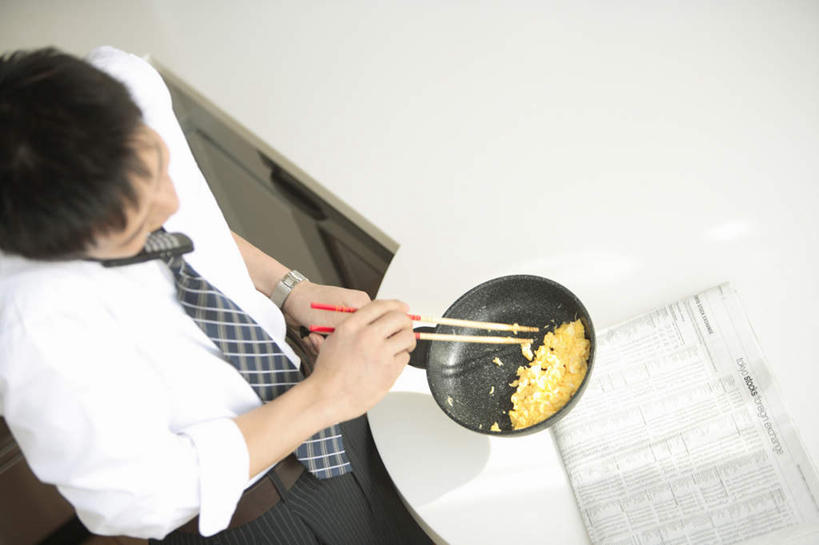 东方人,一个人,商务人士,商务男性,站,横图,俯视,室内,白天,衬衫,厨房,筷子,餐具,亚洲,仅一个男性,仅一个人,套装,炒锅,蛋,鸡蛋,拿,拿着,注视,黄种人,仅一个年轻男性,观察,看,站着,日本人,观看,察看,关注,商务装,工薪阶层,草鸡蛋,男人,男性,年轻男性,亚洲人,白领,上班族,进餐用具,烹调用具,站立,半身,彩图,高角度拍摄,衬衣,灶间