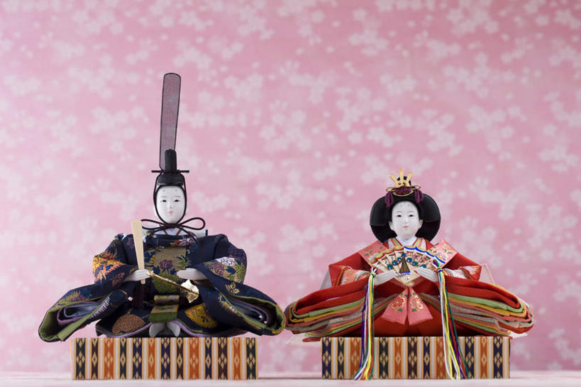 东方人,无人,两个人,夫妻,坐,横图,室内,白天,正面,民族服装,爱情,游戏,玩具,亚洲,红色背景,节日,庆祝,娃娃,浪漫,玩,注视,黄种人,文化,娱乐,两个,观察,看,庆典,休闲,恩爱,益智,恋人,摄影,影棚,观看,活动,纪念,察看,发泄,关注,消遣,智力,宣泄,女儿节,男人,男性,女人,女性,中年男性,中年女性,亚洲人,夫妇,情侣,玩耍,嬉戏,坐着,彩图,影棚拍摄,传统服装,民俗服,拍摄,伴侣