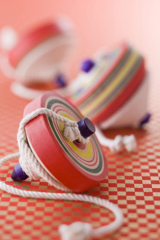 无人,竖图,俯视,室内,特写,白天,游戏,静物,朦胧,模糊,玩,娱乐,三个,绳子,陀螺,休闲,益智,摄影,影棚,活动,绳索,发泄,消遣,智力,宣泄,陀罗,干乐,冰尜,打老牛,独乐,玩耍,嬉戏,彩图,高角度拍摄,影棚拍摄,拍摄