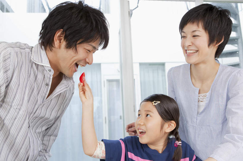 东方人,三个人,家庭,母亲,父亲,女儿,站,笑,微笑,露齿笑,横图,室外,白天,正面,纯洁,蔬菜,西红柿,亚洲,切片,拿,拿着,注视,黄种人,观察,看,站着,张嘴,温暖,温馨,父女,母女,三口之家,一家人,日本人,父爱,可爱,母爱,童年,童趣,观看,和睦,察看,关注,张大嘴巴,童真,烂漫,无邪,天真,亚洲人,张开嘴,番茄,站立,半身,彩图,融洽,爸爸,妈妈