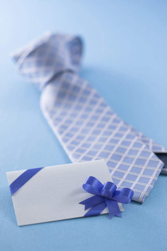无人,竖图,俯视,室内,特写,白天,桌面,桌子,静物,礼物,父亲节,蓝色背景,节日,朦胧,模糊,庆祝,格子,丝带,信封,缎带,领带,纸张,文化,蓝色,蝴蝶结,卡片,庆典,摄影,影棚,纪念,象征,庄重,身份,正式,地位,彩图,高角度拍摄,影棚拍摄,拍摄