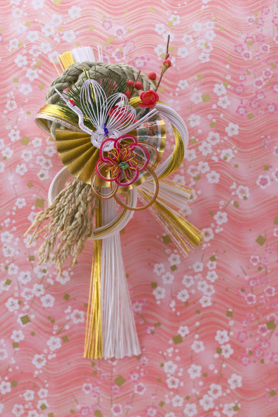 无人,竖图,俯视,室内,特写,白天,静物,红色背景,朦胧,模糊,装饰,丝绸,丝带,缎带,绸带,摄影,影棚,华丽,修饰,点缀,衬托,美观,雅致,雅观,彩图,高角度拍摄,影棚拍摄,拍摄