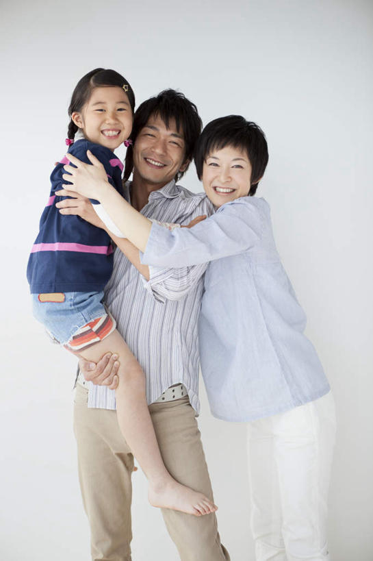 东方人,三个人,家庭,母亲,父亲,女儿,站,抱,竖图,室内,白天,正面,纯洁,亚洲,灰色背景,注视,黄种人,观察,看,站着,温暖,温馨,父女,母女,三口之家,一家人,日本人,父爱,可爱,母爱,童年,童趣,摄影,影棚,抱着,观看,和睦,察看,搂着,关注,童真,烂漫,无邪,天真,亚洲人,搂,搂抱,站立,半身,彩图,影棚拍摄,拍摄,融洽,爸爸,妈妈