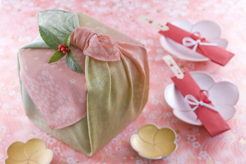 无人,横图,俯视,室内,特写,白天,静物,餐具,礼盒,礼物,红色背景,朦胧,模糊,碟子,盘,纸盒,盒子,包装盒,盘子,礼品盒,碟,摄影,礼品,影棚,彩图,高角度拍摄,影棚拍摄,拍摄