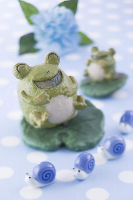 无人,竖图,俯视,室内,特写,白天,游戏,骄傲,八仙花,青蛙,玩具,朦胧,模糊,盛开,蛙,蜗牛,玩,花蕾,娱乐,花,花瓣,花朵,鲜花,动物,花苞,花蕊,绣球花,休闲,益智,摄影,影棚,活动,软体动物,紫阳花,洋绣球,发泄,消遣,智力,草绣球,斗球,七变化,粉团花,宣泄,善变,玩耍,嬉戏,彩图,高角度拍摄,全身,影棚拍摄,拍摄