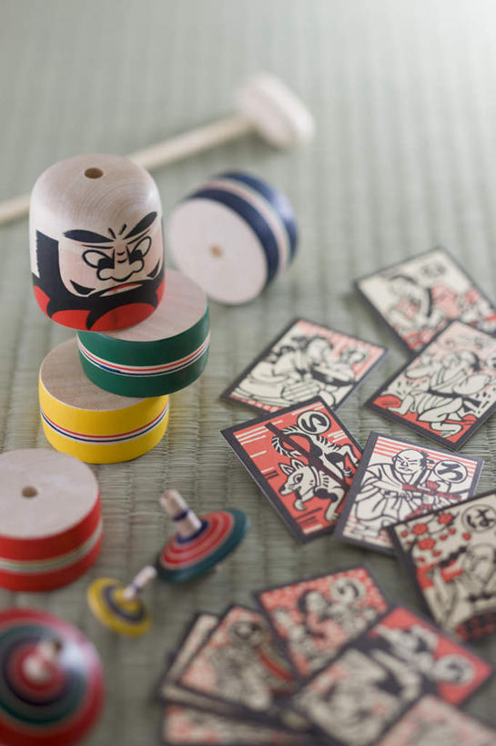 无人,竖图,俯视,室内,特写,白天,游戏,许多,朦胧,模糊,榻榻米,玩,娱乐,排列,卡片,陀螺,休闲,益智,摄影,影棚,活动,发泄,消遣,智力,宣泄,陀罗,干乐,冰尜,打老牛,独乐,摆列,玩耍,嬉戏,彩图,高角度拍摄,影棚拍摄,拍摄,布列,分列