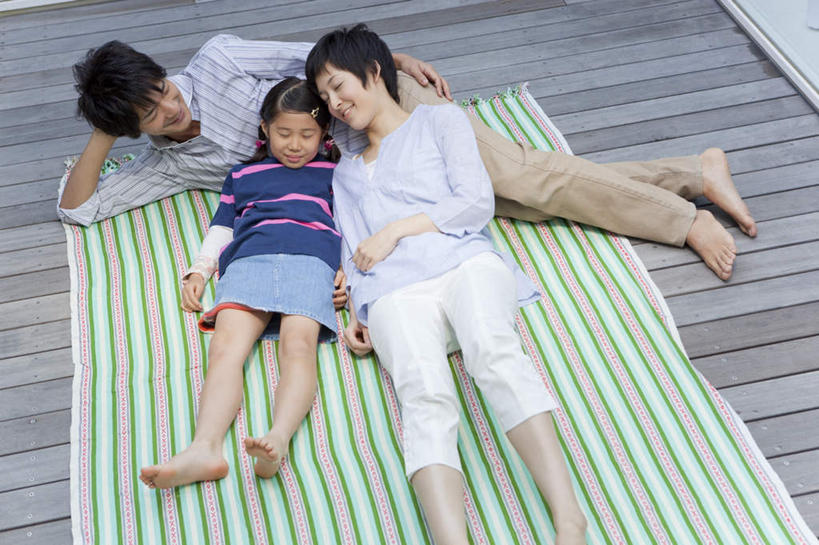 东方人,腿部,脚,脚趾,脚趾甲,腿,三个人,家庭,母亲,父亲,女儿,躺,竖图,俯视,室外,白天,纯洁,地板,地毯,亚洲,地面,注视,黄种人,光脚,木地板,观察,看,温暖,温馨,父女,母女,三口之家,一家人,日本人,赤脚,父爱,可爱,母爱,童年,童趣,观看,和睦,察看,关注,童真,烂漫,无邪,卧着,天真,亚洲人,脚指甲,躺着,卧,彩图,高角度拍摄,全身,融洽,爸爸,妈妈