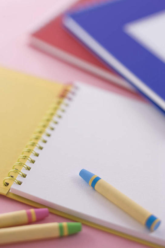 无人,竖图,俯视,室内,特写,白天,静物,朦胧,模糊,笔,蜡笔,办公用品,记事本,文具,三个,本子,笔记本,学习用品,摄影,影棚,文具用品,彩图,高角度拍摄,影棚拍摄,拍摄