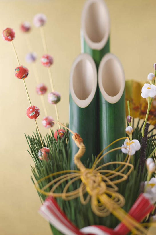 无人,竖图,俯视,室内,特写,白天,黄色背景,朦胧,模糊,装饰,绳子,摄影,影棚,绳索,华丽,修饰,点缀,门松,衬托,美观,雅致,雅观,长寿,彩图,高角度拍摄,影棚拍摄,拍摄