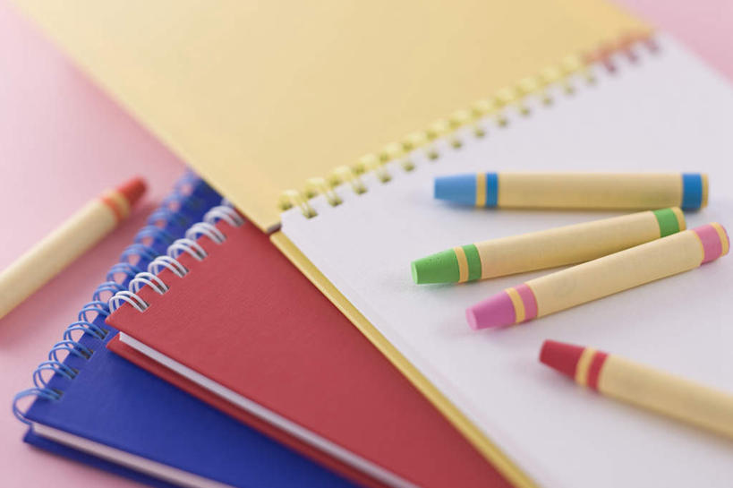 无人,横图,俯视,室内,特写,白天,静物,五个,许多,粉色背景,朦胧,模糊,笔,蜡笔,办公用品,记事本,文具,本子,笔记本,学习用品,三本,摄影,影棚,文具用品,彩图,高角度拍摄,影棚拍摄,拍摄