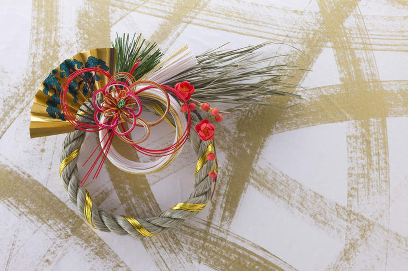 无人,横图,俯视,室内,特写,白天,朦胧,模糊,装饰,花环,丝绸,丝带,缎带,绸带,摄影,影棚,华丽,修饰,圣诞花环,点缀,衬托,美观,雅致,雅观,圣诞圈,彩图,高角度拍摄,影棚拍摄,拍摄