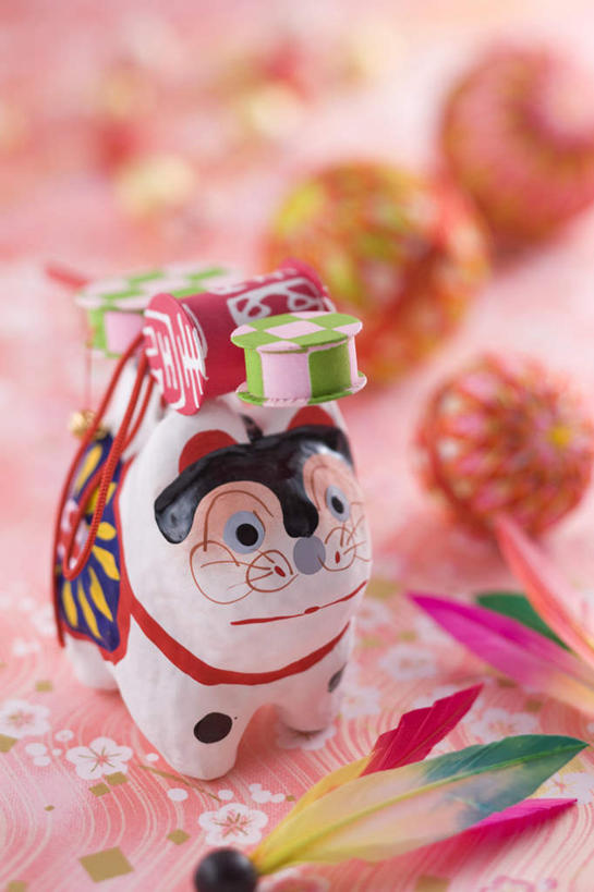 无人,竖图,俯视,室内,特写,白天,游戏,羽毛球,静物,玩具,羽毛,朦胧,模糊,日本文化,球拍,羽毛球拍,羽毛球装备,玩,娱乐,运动器械,线球,休闲,健身器械,摄影,影棚,健身器材,羽毛球球拍,羽毛球运动,玩耍,嬉戏,彩图,高角度拍摄,影棚拍摄,拍摄,运动器材