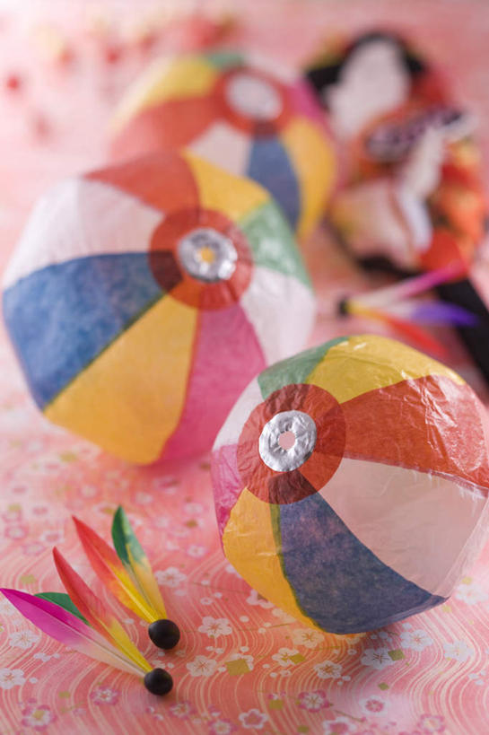 无人,竖图,室内,特写,白天,正面,游戏,羽毛球,羽毛,朦胧,模糊,球拍,羽毛球拍,羽毛球装备,玩,娱乐,运动器械,球,休闲,健身器械,摄影,影棚,健身器材,羽毛球球拍,羽毛球运动,玩耍,嬉戏,彩图,影棚拍摄,拍摄,运动器材