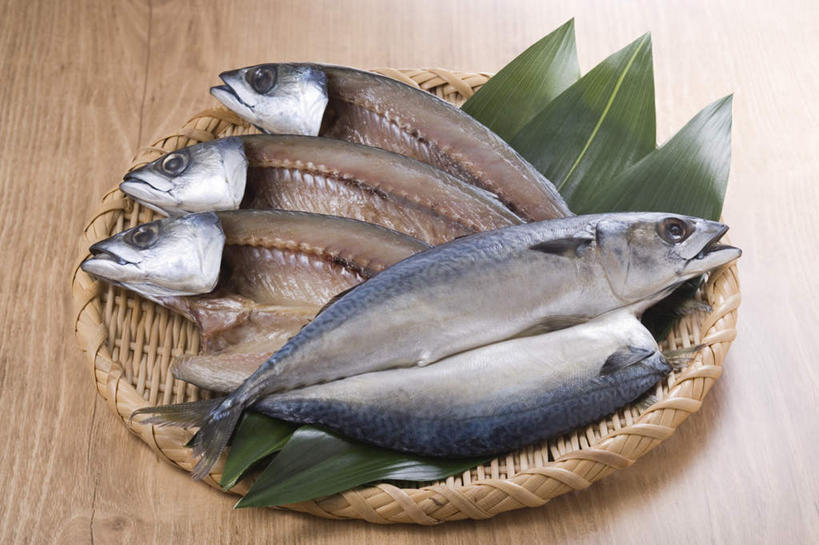 海鲜,无人,交叉,横图,俯视,室内,特写,白天,烹饪,竹子,叶子,竹制,编织,篮子,日本料理,料理,食品,绿叶,鲭鱼,水产,菜肴,美食,食物,竹篮,日式料理,日式,嫩叶,佳肴,竹条,巴浪,花巴,花池鱼,花鲱,花鳀,青花鱼,青占,鲐鲅鱼,油胴鱼,交织,竹制品,海产品,穿插,叶,叶片,彩图,高角度拍摄