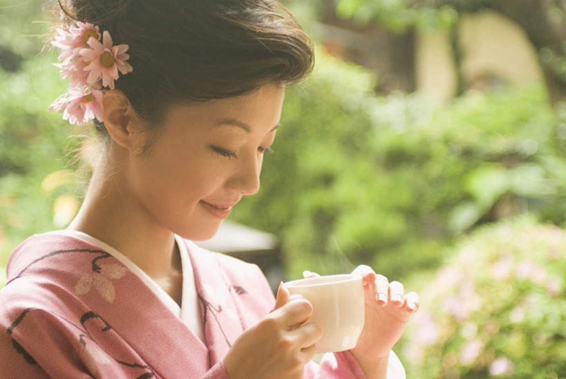 东方人,一个人,坐,笑,微笑,横图,室外,白天,侧面,民族服装,植物,杯子,亚洲,仅一个年轻女性,仅一个女性,仅一个人,和服,朦胧,模糊,瓷器,咖啡杯,陶瓷制品,拿,拿着,注视,黄种人,树,树木,绿色,自然,饰品,低头,观察,看,日本人,服饰,生长,成长,观看,头花,察看,关注,瓷杯,吴服,唐草,唐花,唐锦,年轻女性,女人,女性,亚洲人,坐着,半身,彩图,传统服装,民俗服