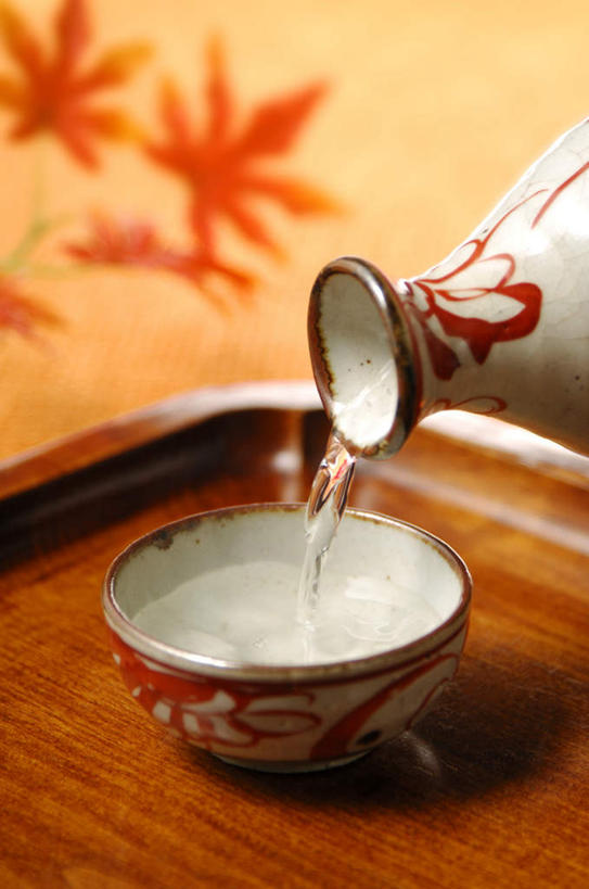 清酒,无人,竖图,俯视,室内,特写,白天,烹饪,水,杯子,飞溅,溅,液体,陶瓷,水滴,日本料理,料理,食品,陶瓷制品,菜肴,美食,酒瓶,水珠,食物,瓶子,水杯,日式料理,日式,摄影,佳肴,影棚,喷洒,茶杯,彩图,高角度拍摄,影棚拍摄,拍摄,清酒瓶