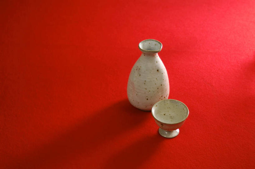 清酒,无人,横图,俯视,室内,特写,白天,烹饪,红色背景,壶,陶瓷,日本料理,料理,食品,酒壶,陶瓷制品,酒类,菜肴,美食,酒,酒瓶,水壶,食物,饮料,两个,瓶子,日式料理,日式,摄影,佳肴,影棚,彩图,高角度拍摄,影棚拍摄,拍摄,清酒瓶
