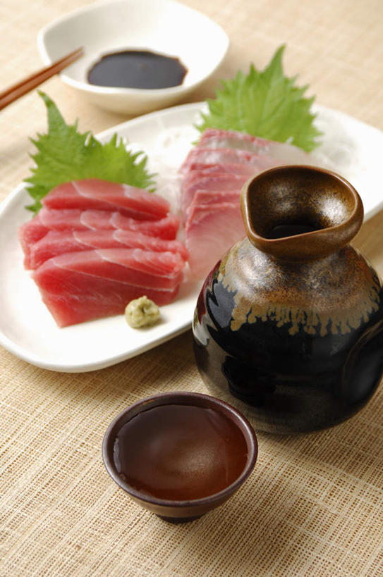 清酒,生鱼片,无人,竖图,俯视,室内,特写,白天,烹饪,筷子,杯子,餐具,碟子,壶,盘,陶瓷,肉,鱼肉,日本料理,鱼片,料理,食品,酒壶,陶瓷制品,酒类,烧酒,文化,传统,酱油,菜肴,美食,肉类,酒,酒瓶,水壶,食物,饮料,盘子,茶壶,瓶子,水杯,碟,日式料理,日式,摄影,佳肴,影棚,礼节,礼仪,肉食,沙西米,茶杯,进餐用具,彩图,高角度拍摄,影棚拍摄,拍摄,刺身,清酒瓶